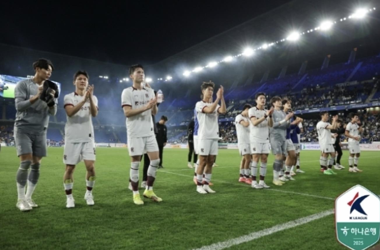 Truyền thông Hàn Quốc: Các cầu thủ Gwangju FC bị lệch múi giờ và ngủ kém, huấn luyện viên thừa nhận "đây là một cuộc khủng hoảng"
