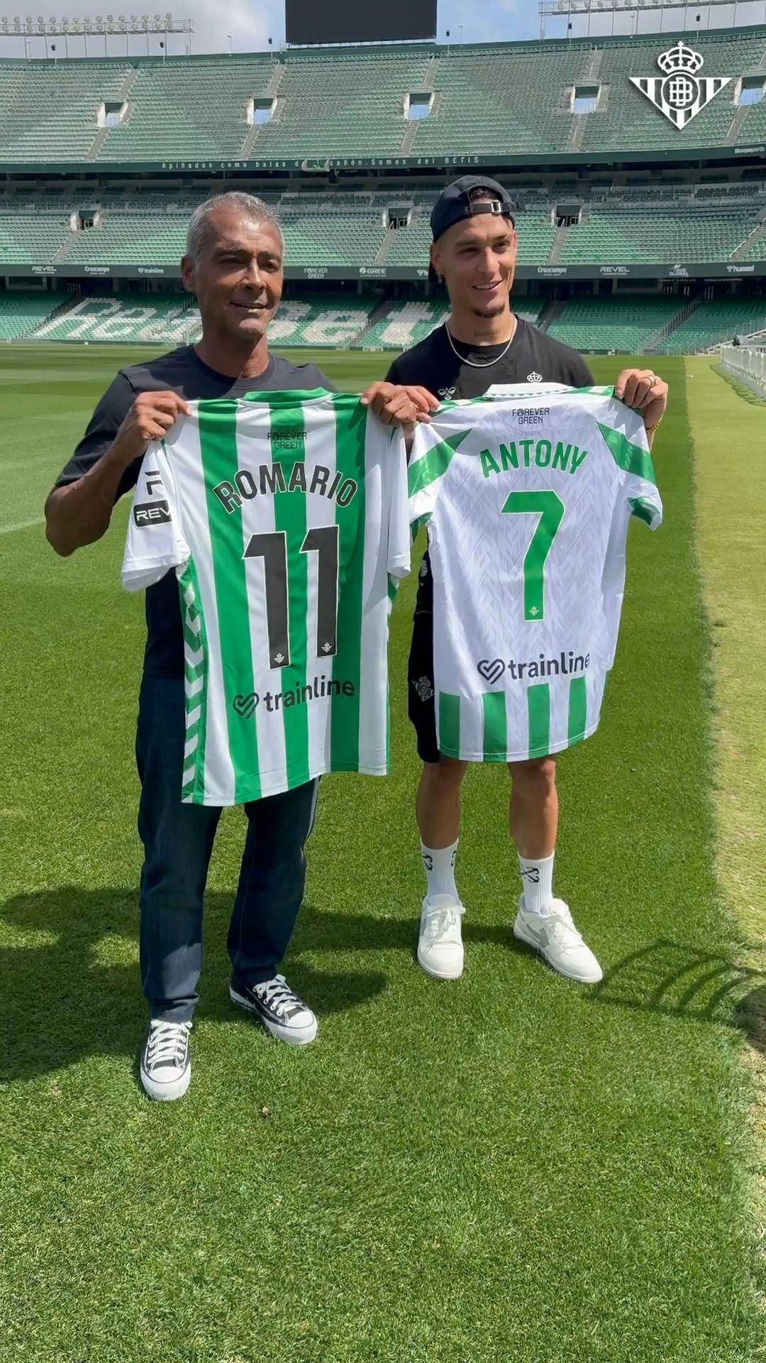 Romario đến thăm Betis, Anthony "dạy" mẹo quay la bàn ngay tại chỗ