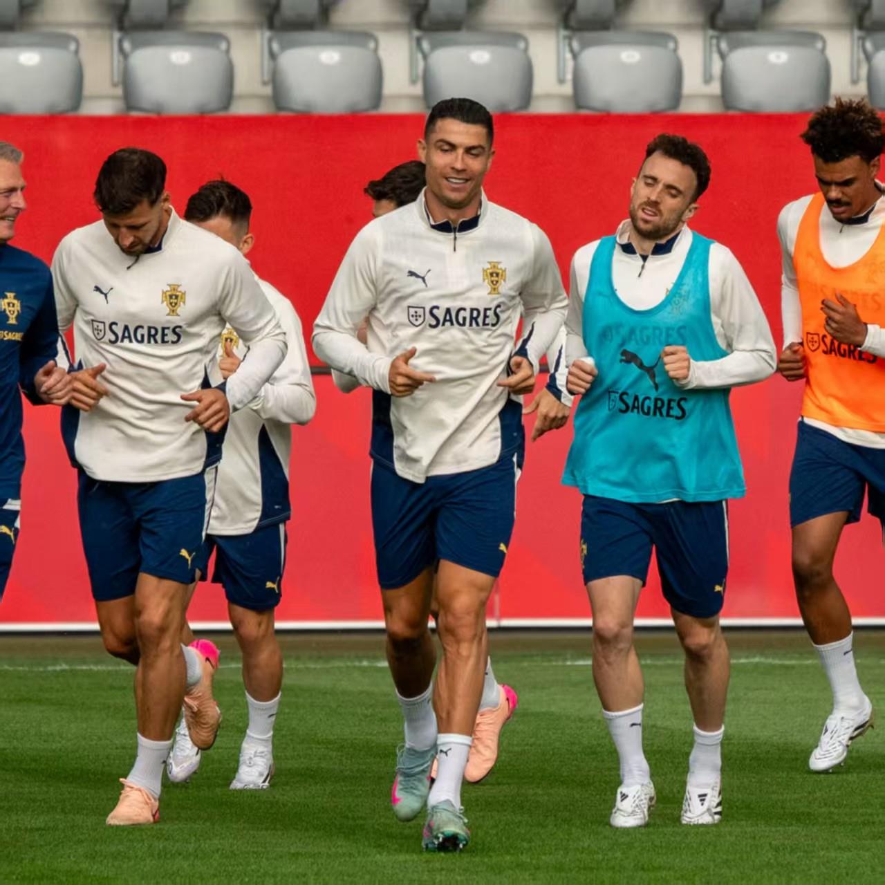 Hai "răng" đụng nhau! 2,3 tỷ đội bóng xa xỉ đụng độ, Ronaldo và Yamal dàn dựng trận chiến xuyên kỷ nguyên đầu tiên