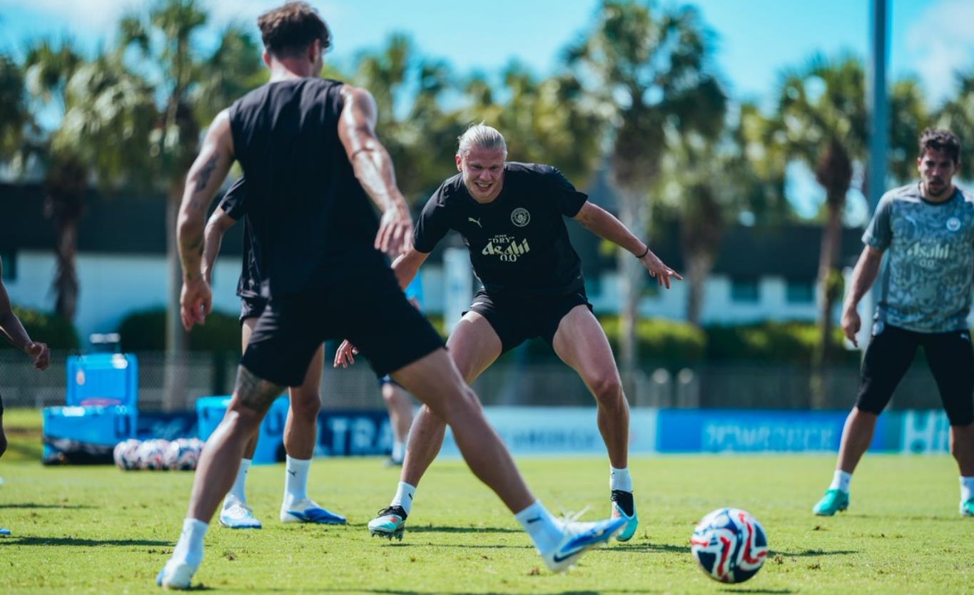 AS: Do kinh phí hạn hẹp nên Manchester City chỉ có thể chọn sân bóng đá của trường đại học làm nơi tập luyện