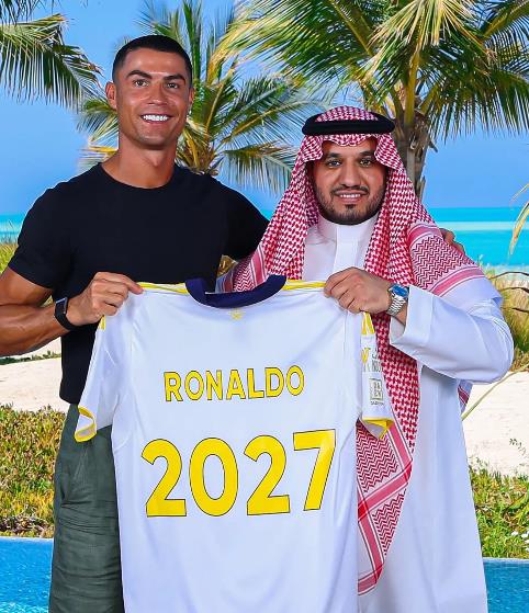The Sun giải thích về hợp đồng mới của Ronaldo: mức lương hàng năm là 178 triệu bảng Anh + phí ký kết + vốn chủ sở hữu, cộng với 16 nhân viên phục vụ toàn thời gian