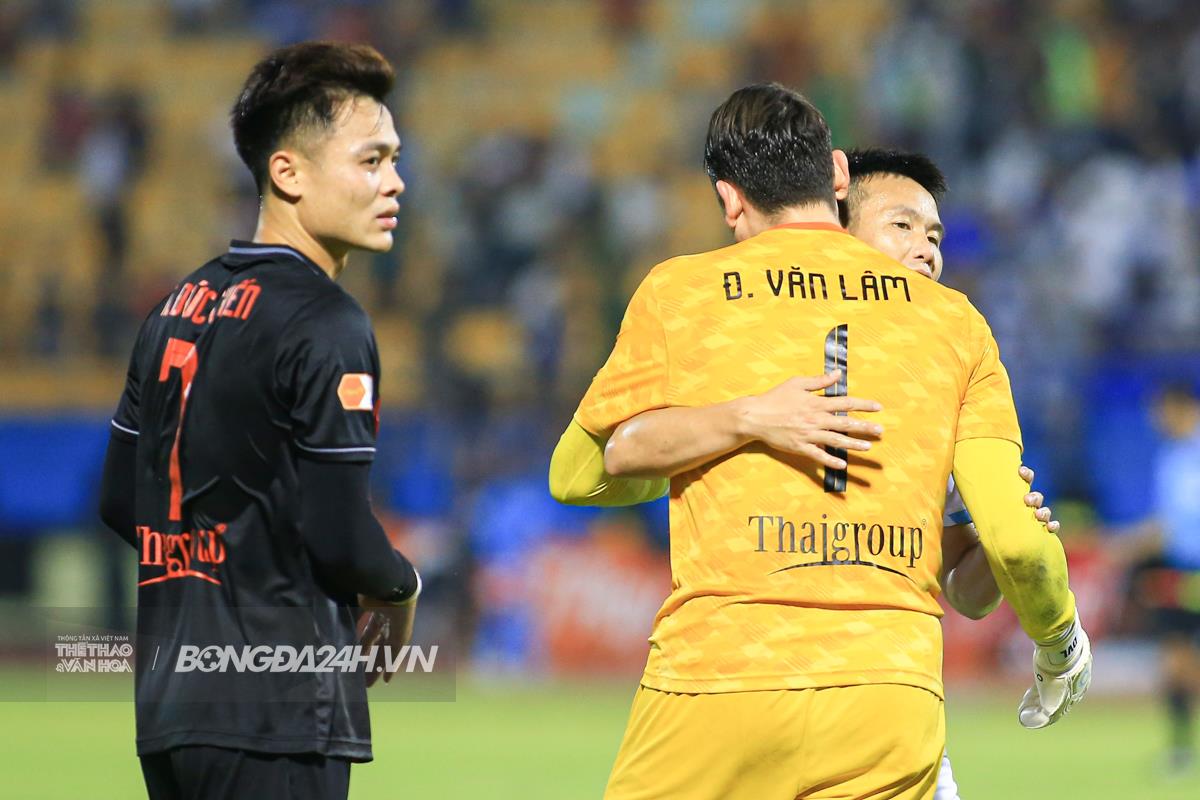 Đặng Văn Lâm hồi sinh đẳng cấp: Liệu HLV Kim Sang Sik có thể mãi phớt lờ?