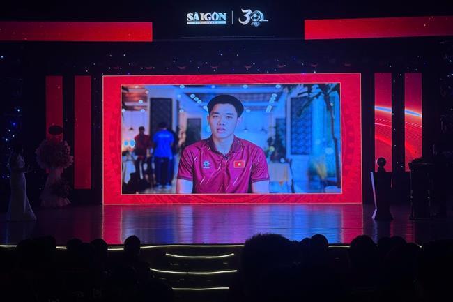 Nguyen dinh Bac cau thu tre xuat sac nhat 2025 va Qua bong bac 2025